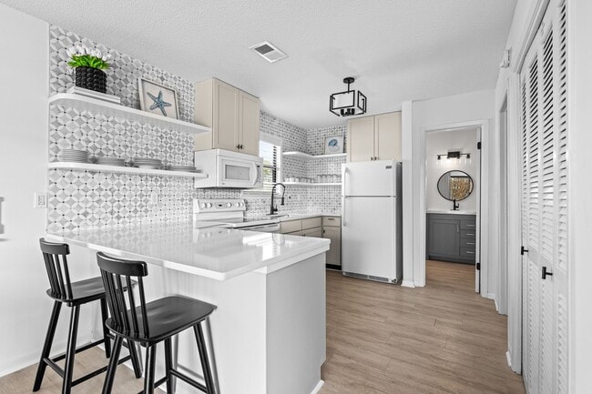 Building Photo - Cute fully furnished 1-Bedroom Codo in Sea...