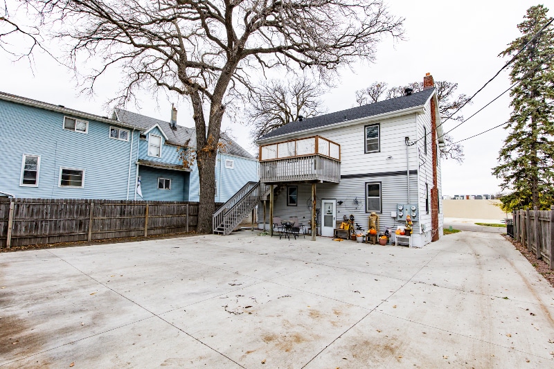 Building Photo - 344 6th Ave S