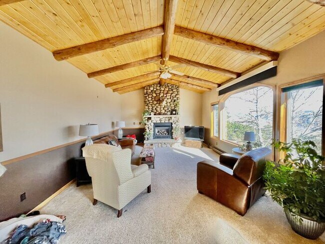 Building Photo - Large 3 bedroom home with gorgeous views i...