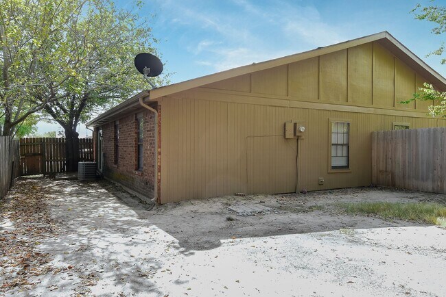 Building Photo - PEPERPORT.3914/3916