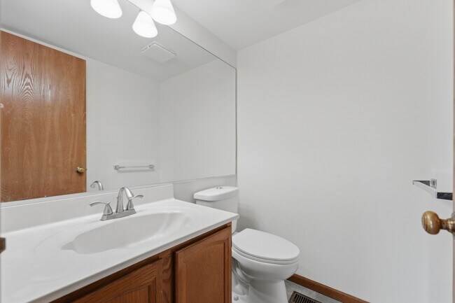 Building Photo - 1404 W Sapphire Dr
