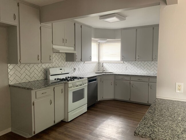 Building Photo - 726 Sheridan Dr