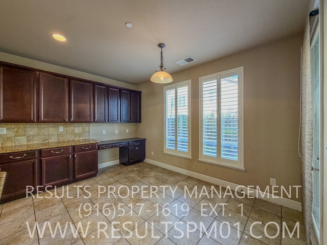 Building Photo - Elegance and spacious Mini Mansion