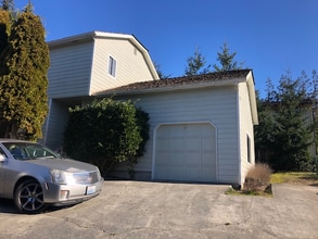 Building Photo - 1050 SW Kaleeton Loop