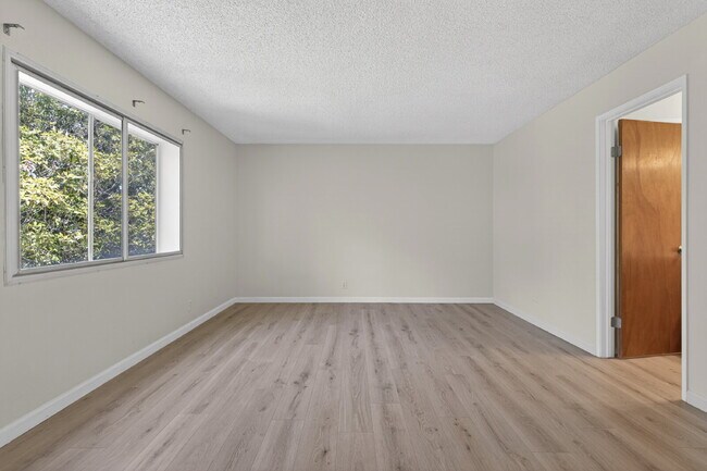 Building Photo - Spacious Condo in Santa Clara - Easy Commute!