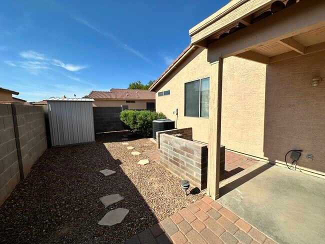 Building Photo - Charming Home