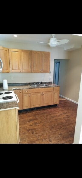 Building Photo - 2 Maple St