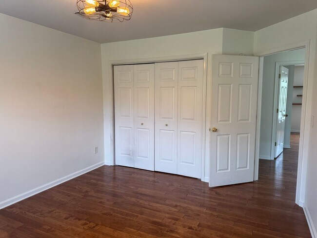 Building Photo - Brentwood 4BR Home