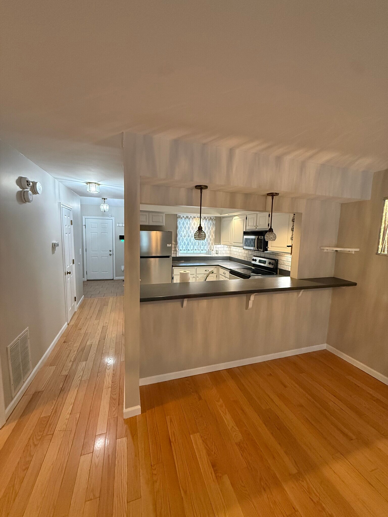 Building Photo - 791 Long Hill Rd