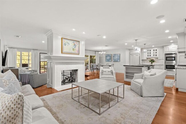 Building Photo - 2220 Vía Tuscany