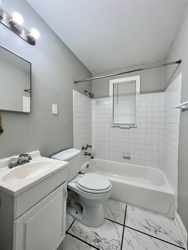 Building Photo - 424 Stoneham Rd