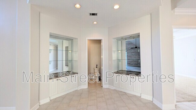 Building Photo - 2083 Downing Dr