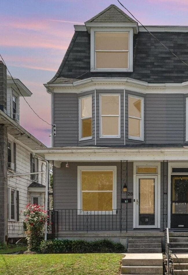 Building Photo - Available Now! Charming 5 Bedroom, 2 Bath ...