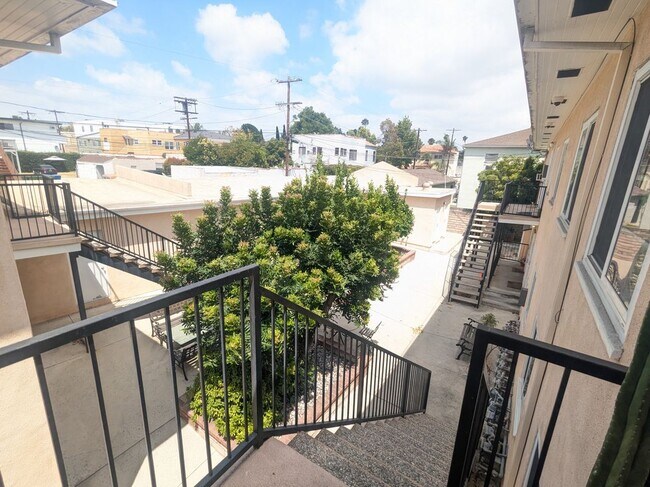 Building Photo - 5671 S San Vicente Blvd
