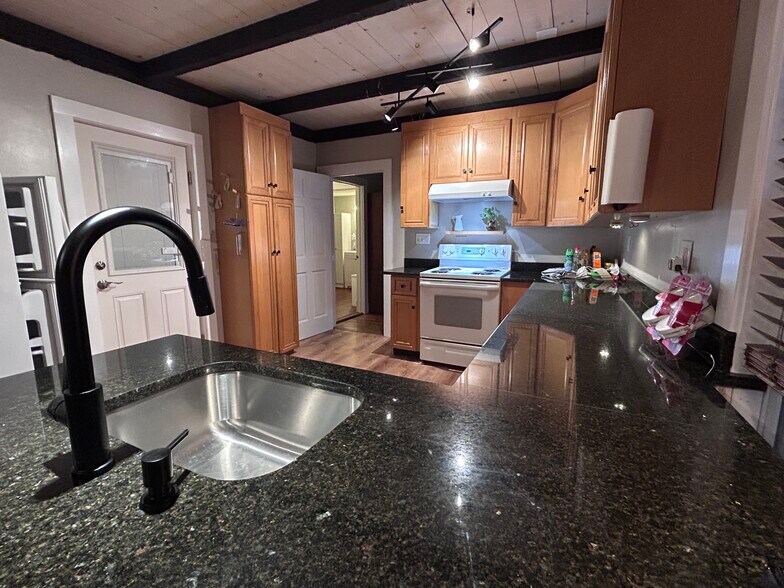 Kitchen - newly remodeled - 29 Lakeview Rd
