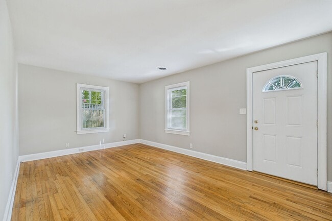 Building Photo - Adorable Home, Harwood Floors and Convenie...