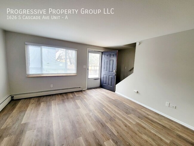 Building Photo - 2-Bedroom Townhome with Fenced Backyard an...