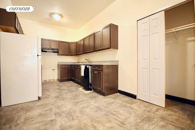 Building Photo - 272 Willoughby Ave