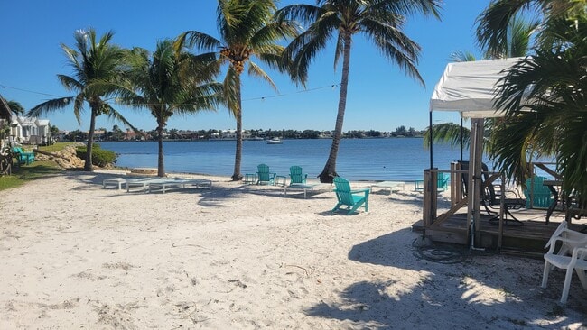 Building Photo - 13 Loafing St