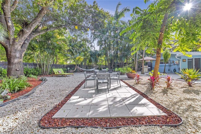 Building Photo - 204 SW 19th Ave