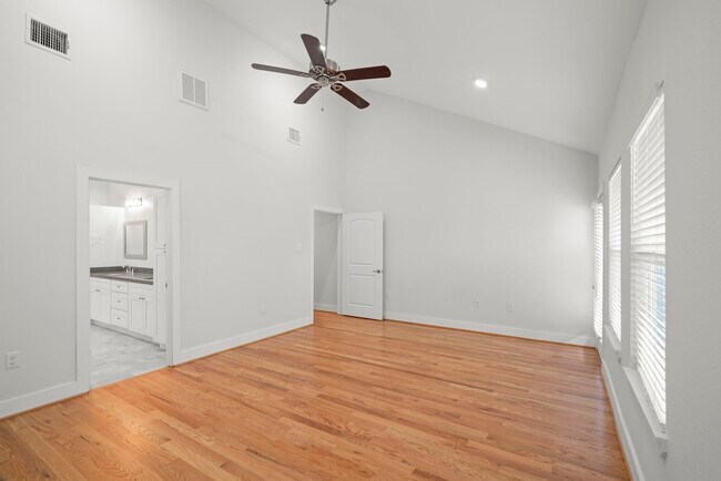 Building Photo - 206 Burr St