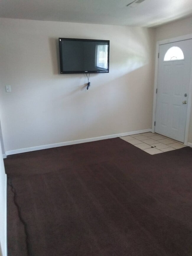 Building Photo - 317 E Mill St