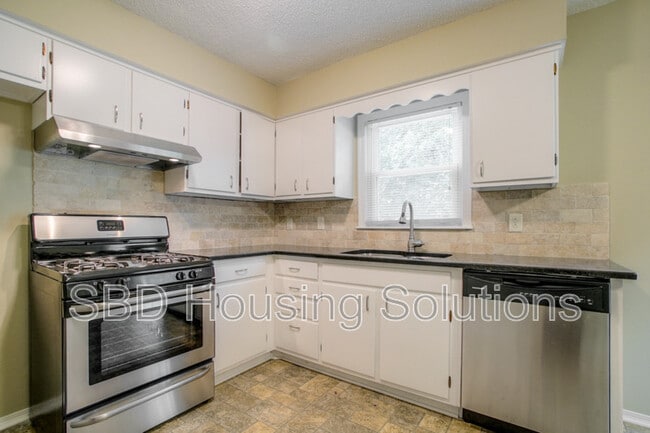 Building Photo - 107 SE Brentwood Dr