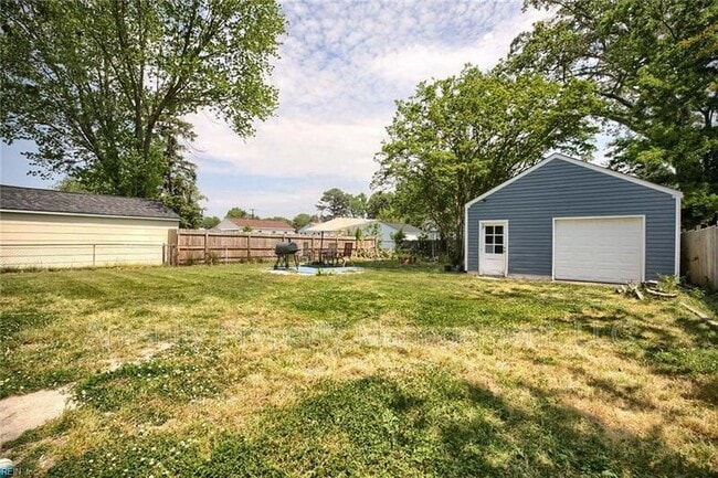 Building Photo - 205 Gumwood Dr