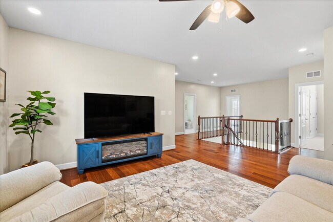 Building Photo - Elegant Single-Family Residence with Upscale Finishes in Amenity-Rich Community