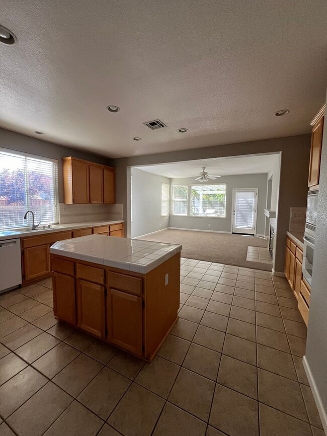 Building Photo - Beautiful Large Home in Wildhorse