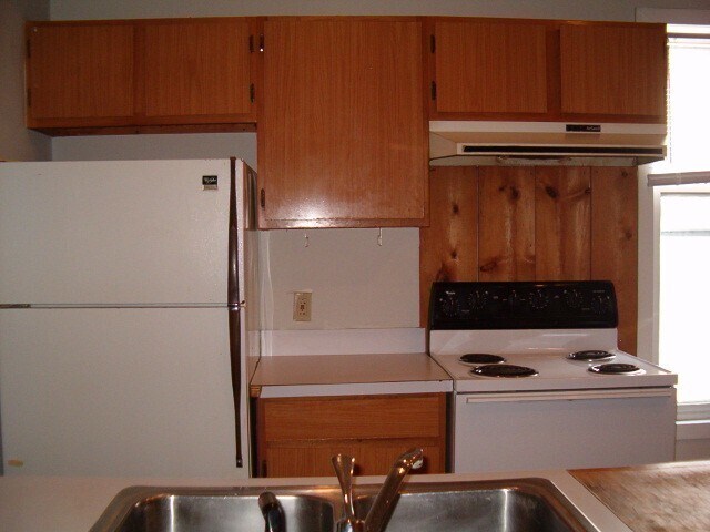 Building Photo - Off Street Parking on Park Ave-Available A...