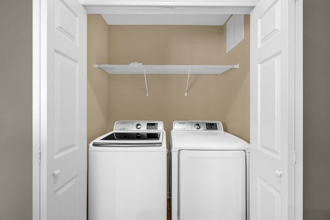 Building Photo - 3 Bedroom, 2 1/2 Bathroom End Unit Townhome in Greensboro