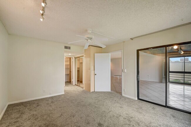 Building Photo - 5519 Fairway Park Dr