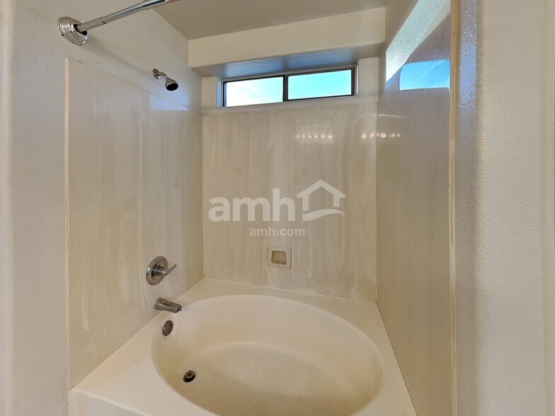 Building Photo - 9325 E Oro Ave