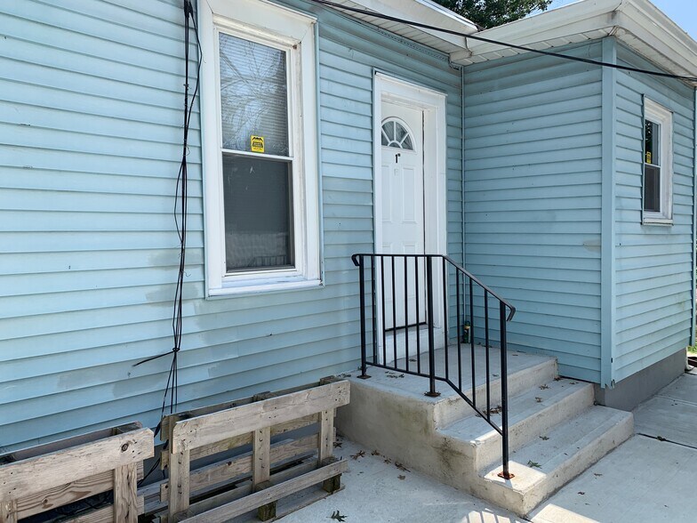 outside the apartment - 537 Schiller Ave