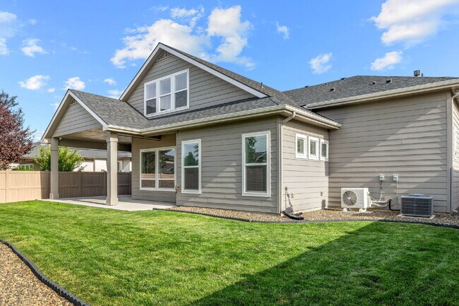 Building Photo - Beautiful split bedroom floorplan in the Sky Mesa Community!