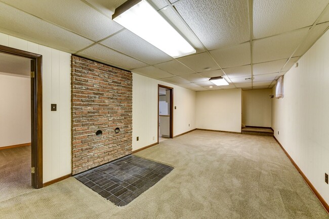 Building Photo - Great 4 Bedroom 3 Bath Home with 2 Car Garage and Covered Patio!