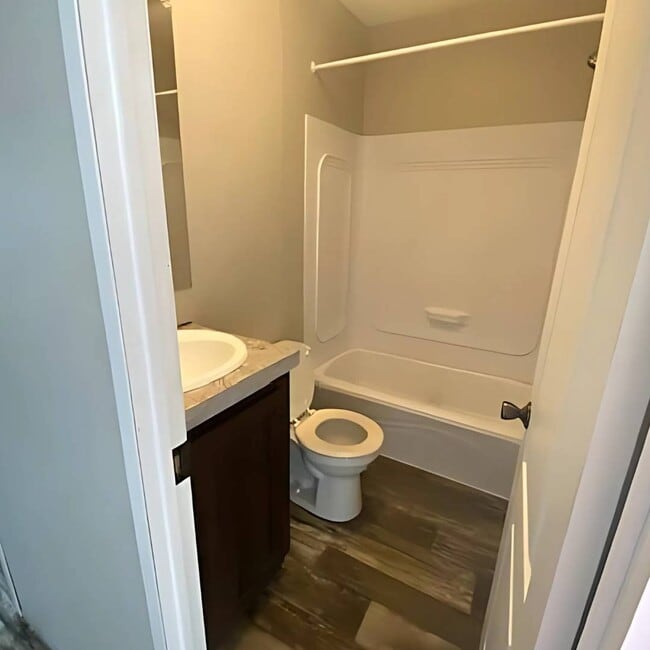 Building Photo - 1521 Thomas Dr