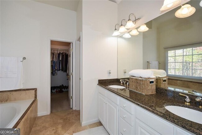 Building Photo - 305 Collegiate Dr