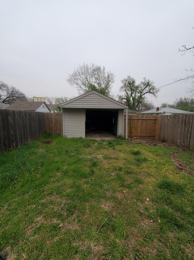 Building Photo - Free standing home just 2 blocks from Central and Mclean