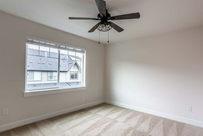 Building Photo - Welcome to the Brownstones at Issaquah Highlands Available August 1st