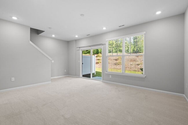 Building Photo - Spacious 4-Bed Home! Modern Kitchen, High Ceilings, Dual Primaries, Laundry Room, Pet Friendly!