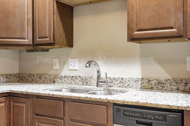 Building Photo - 2213 W Cary St