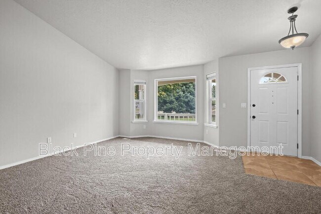 Building Photo - 543 W Bosanka Dr