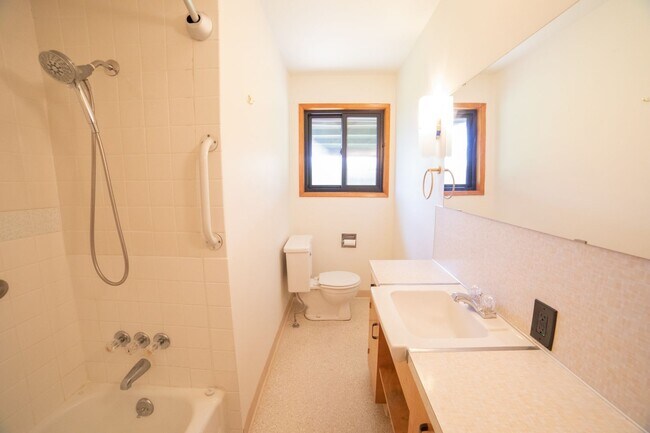 Building Photo - Large One Level Oregon City Home