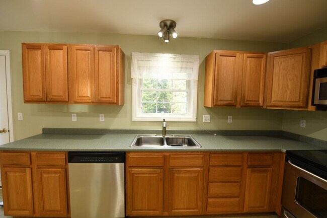 Building Photo - 15 Sabatus Rd