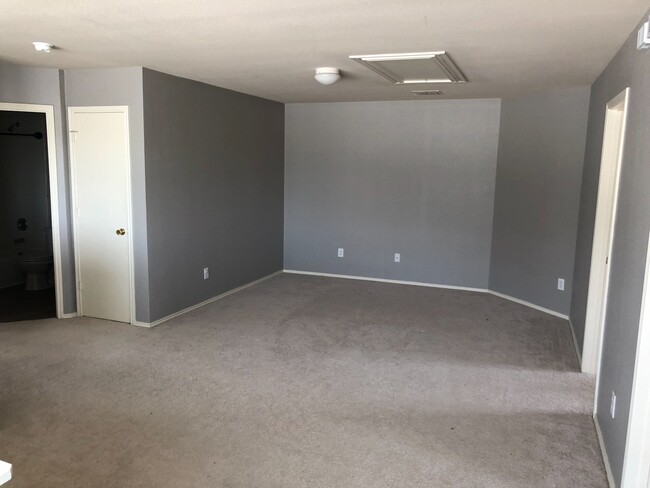 Building Photo - Roomy 4 bedroom 2.5 bath in Waxahachie!!