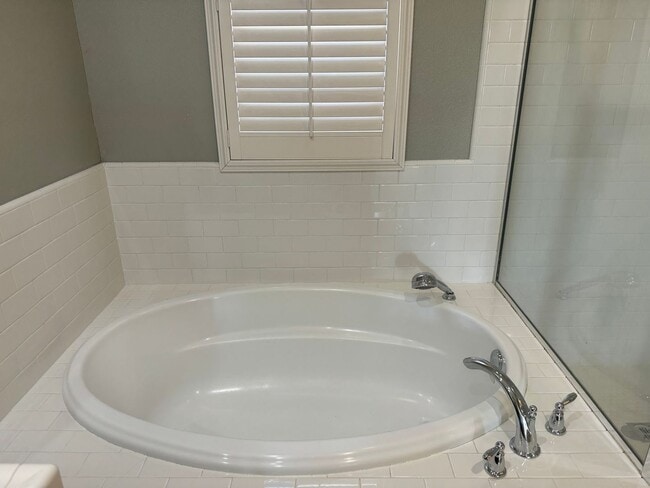 Building Photo - ONE MONTH FREE RENT! Beautiful 4 bedroom, ...