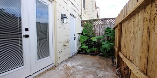 Building Photo - Beautiful 4 bedroom townhouse with incredible kitchen