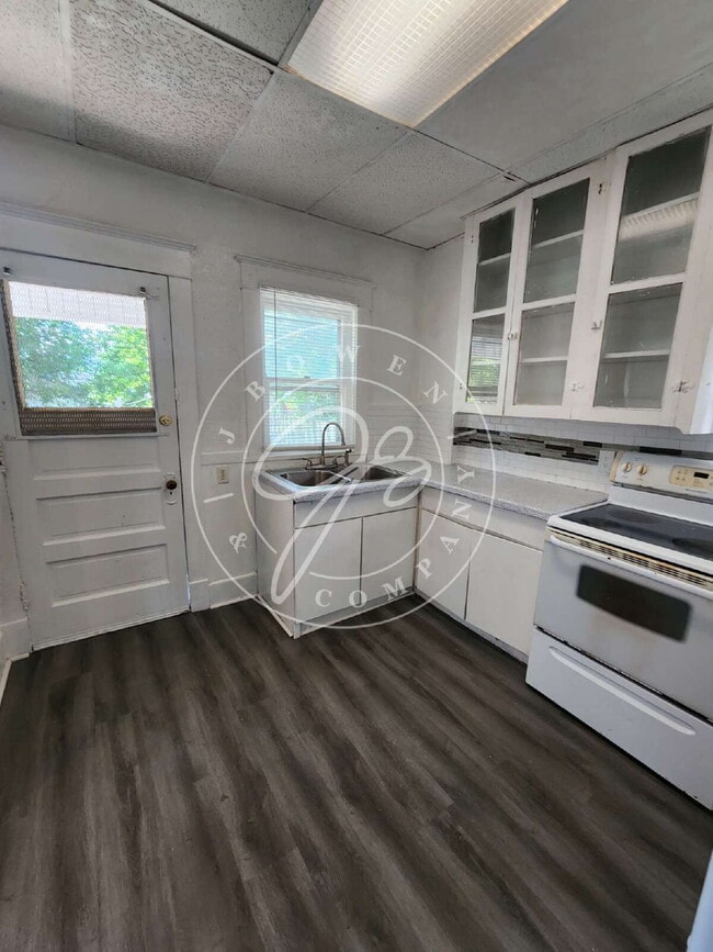 Building Photo - 3 bed 1 bath with bonus room on 1st floor